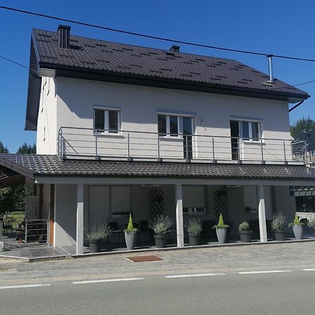 Guest House Mylan Licko Petrovo Selo Esterno foto