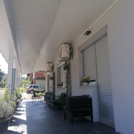 Guest House Mylan Licko Petrovo Selo Esterno foto