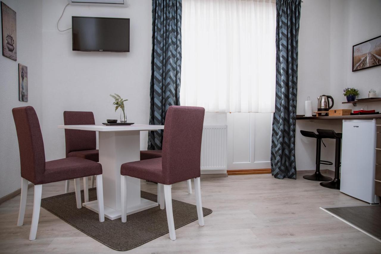 Guest House Mylan Licko Petrovo Selo Esterno foto