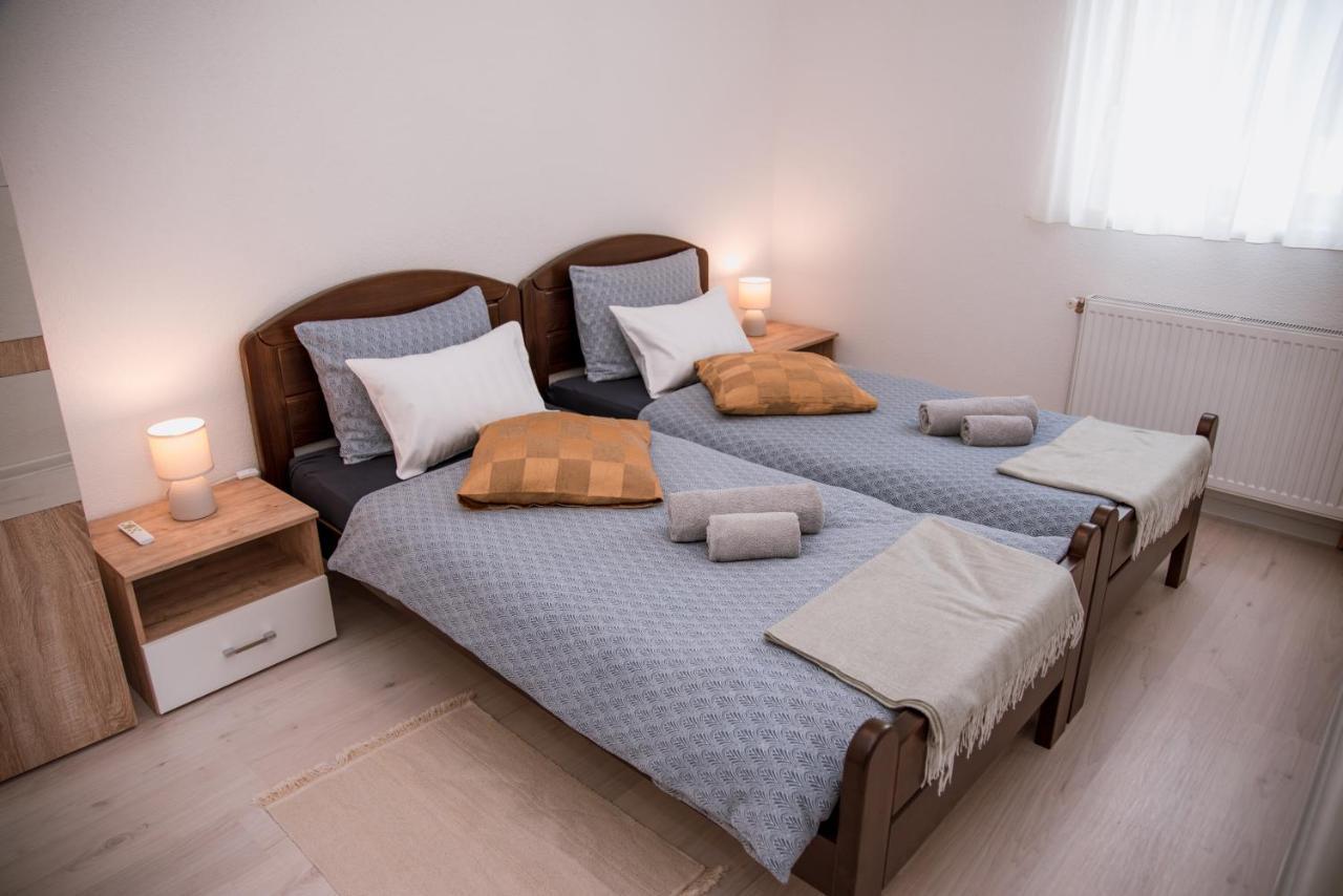 Guest House Mylan Licko Petrovo Selo Esterno foto