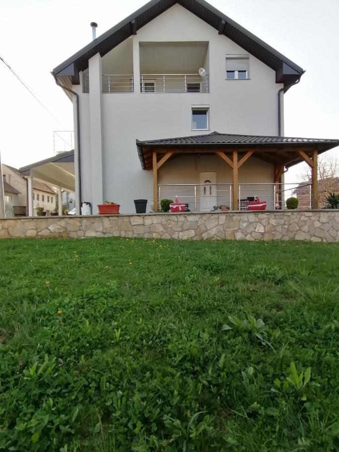 Guest House Mylan Licko Petrovo Selo Esterno foto