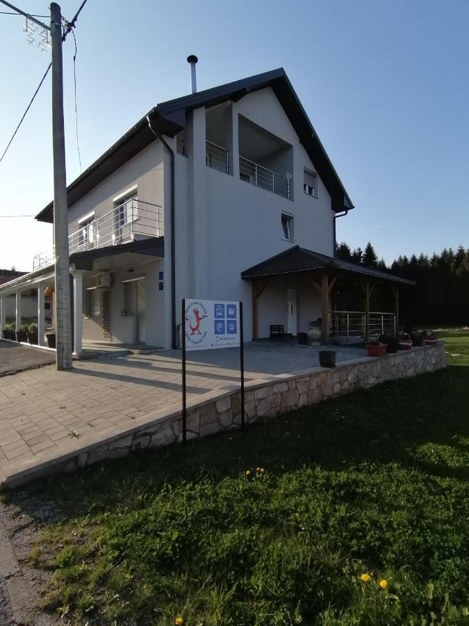 Guest House Mylan Licko Petrovo Selo Esterno foto