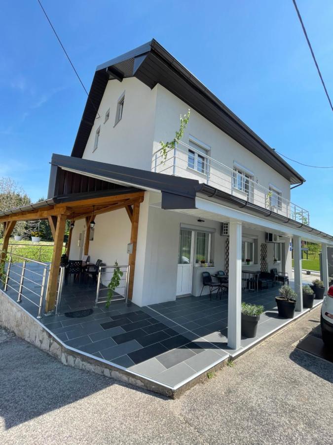 Guest House Mylan Licko Petrovo Selo Esterno foto