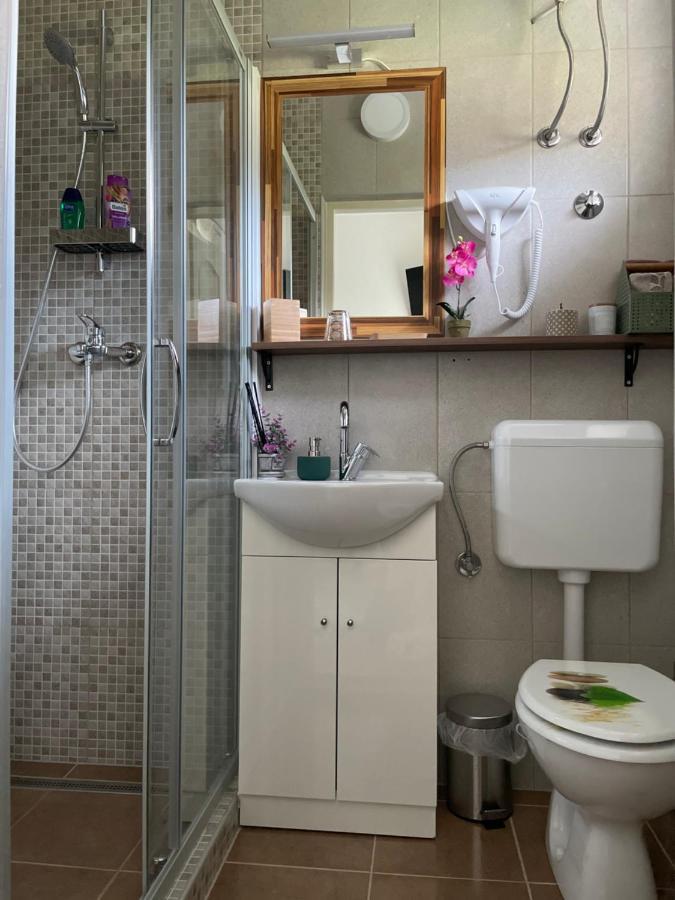 Guest House Mylan Licko Petrovo Selo Esterno foto